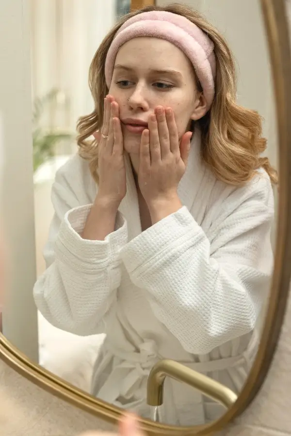 https://www.veganfox-dev.lionssolution.com/wp-content/uploads/2024/04/acne-care-attirosa-zeleja-1.webp